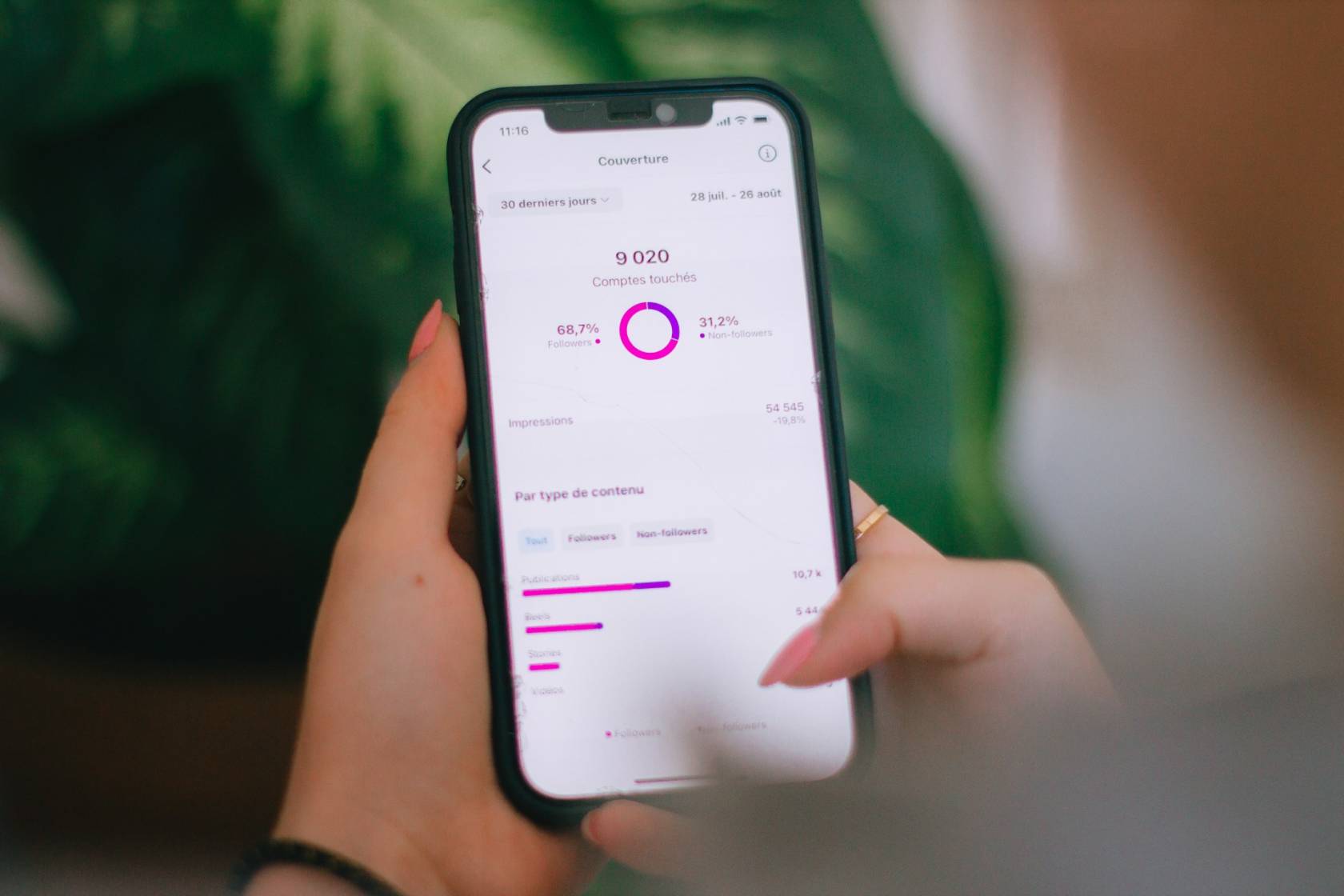 Instagram analytics report on mobile phone screen showing engagement metrics and statistics in pink and purple color scheme, with text "11:16" and dates "28 juil. 26 août".